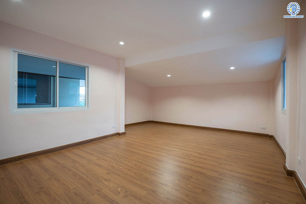 บ้านมือสองตกแต่งใหม่ โครงการ ดอนเมืองวิลล่า2 เพิ่มสิน บ้านแฝดหลังใหญ่ เนื้อที่ 39 ตร.ว. พื้นที่ใช้สอยเยอะถึง 240 ตร.ม. ฟังก์ชัน 3 ห้องนอน 2 ห้องน้ำ 1 ห้องอเนกประสงค์ จอดรถได้ 2 คัน บนทำเลเดินทางสะดวก เชื่อมต่อถ.สายไหม, ถ.พหลโยธิน ใกล้รถไฟฟ้าสายสีเขียว "สถานีสะพานใหม่" และทางด่วน "ฉลองรัช" รายล้อมด้วยสิ่งอำนวยความสะดวกครบครัน